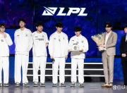 Rookie在篮网比赛中险胜，战术调整引发热议！比赛高潮迭起